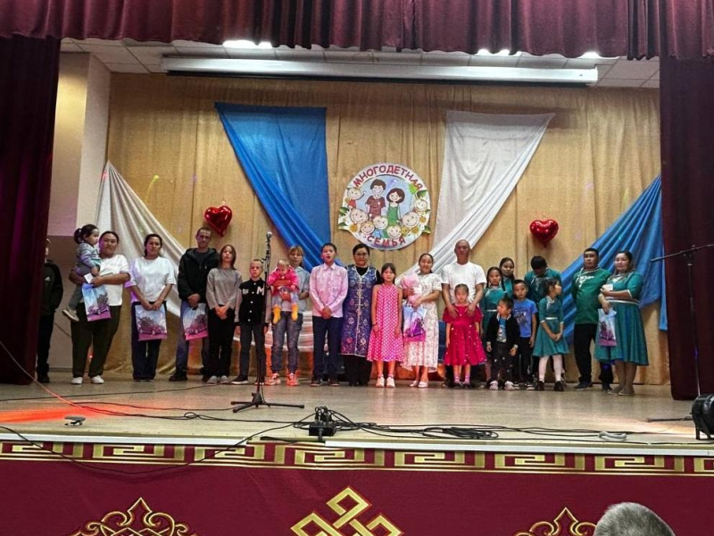 Благодаря инициативе Главы Тувы Владислава Товарищтайовича Ховалыга, календарь праздничных событий Тувы пополнился новым праздником — Днем многодетных семей. Благодаря инициативе Главы Тувы Владислава Товарищтайовича Ховалыга, календарь праздничных событий Тувы пополнился новым праздником — Днем многодетных семей.