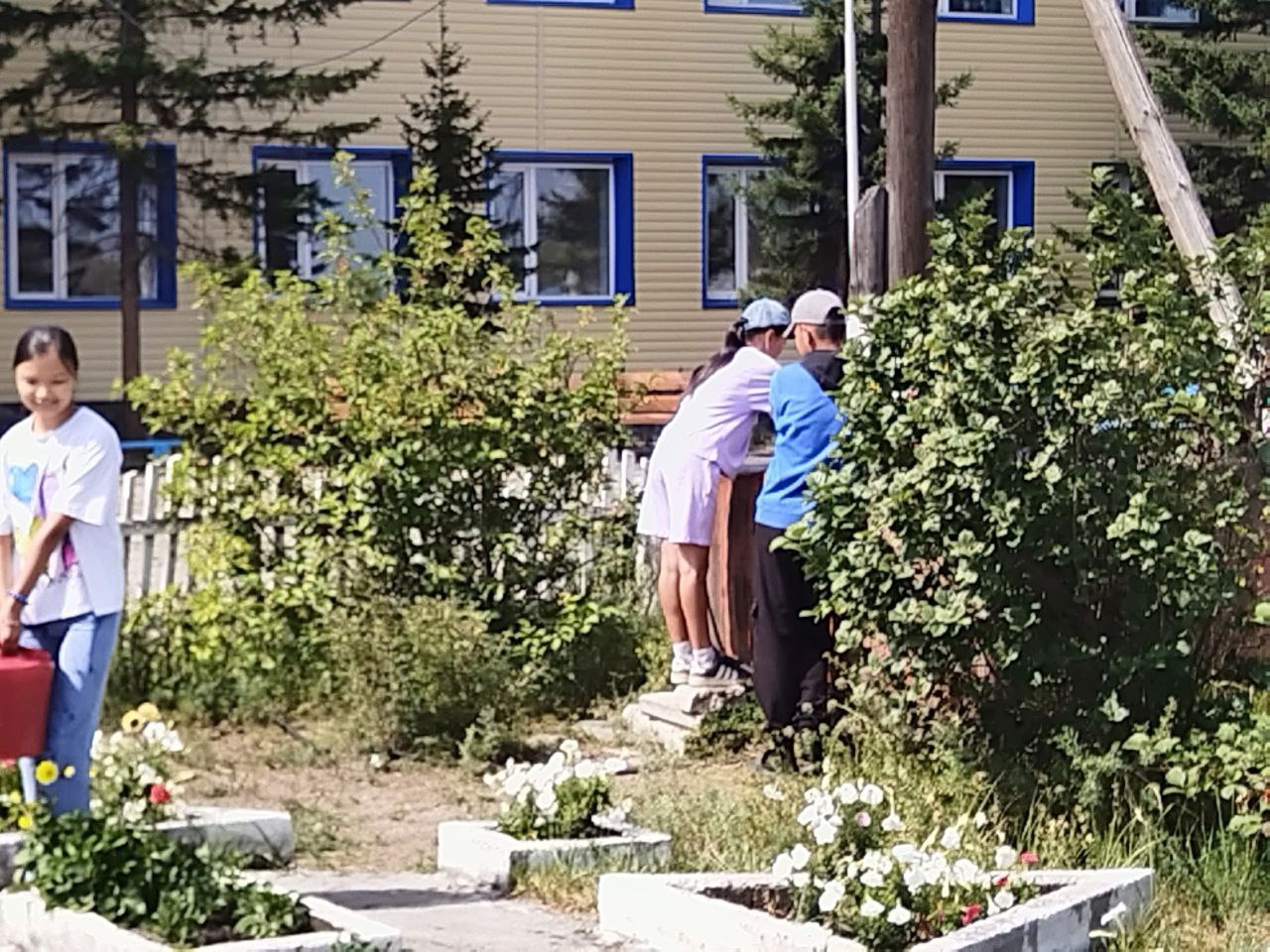 Этим летом ученики продолжают заботиться о пришкольном участке Тээлинской средней школы им. В. Б. Кара-Сала. Данную школу в прошлом учебном году капитально отремонтирован в рамках национального проекта «Образование» (а с 2025 года — «Молодёжь и дети»), ин Этим летом ученики продолжают заботиться о пришкольном участке Тээлинской средней школы им. В. Б. Кара-Сала. Данную школу в прошлом учебном году капитально отремонтирован в рамках национального проекта «Образование» (а с 2025 года — «Молодёжь и дети»), ин