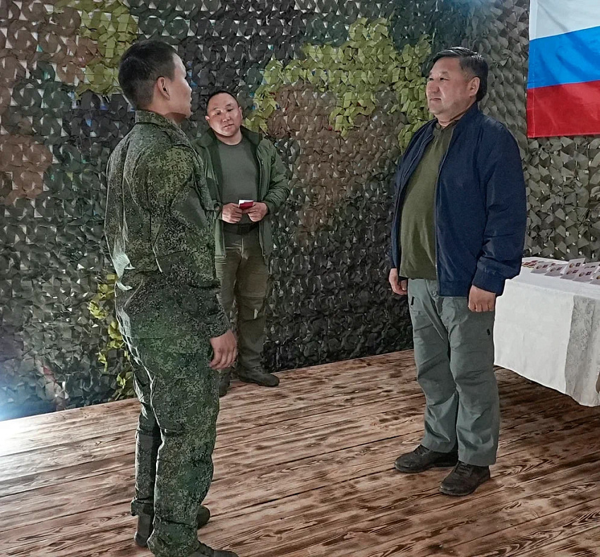 Владислав Ховалыг посетил медроту 55-й бригады и вручил военнослужащим памятные медали