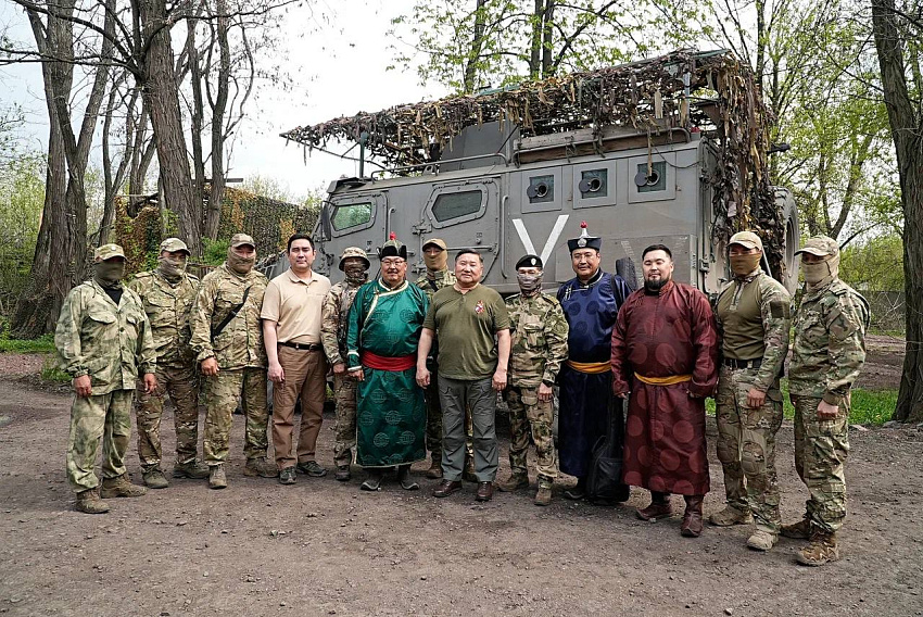 Владислав Ховалыг встретился с сотрудниками Росгвардии из Тувы, проходящими службу в зоне СВО