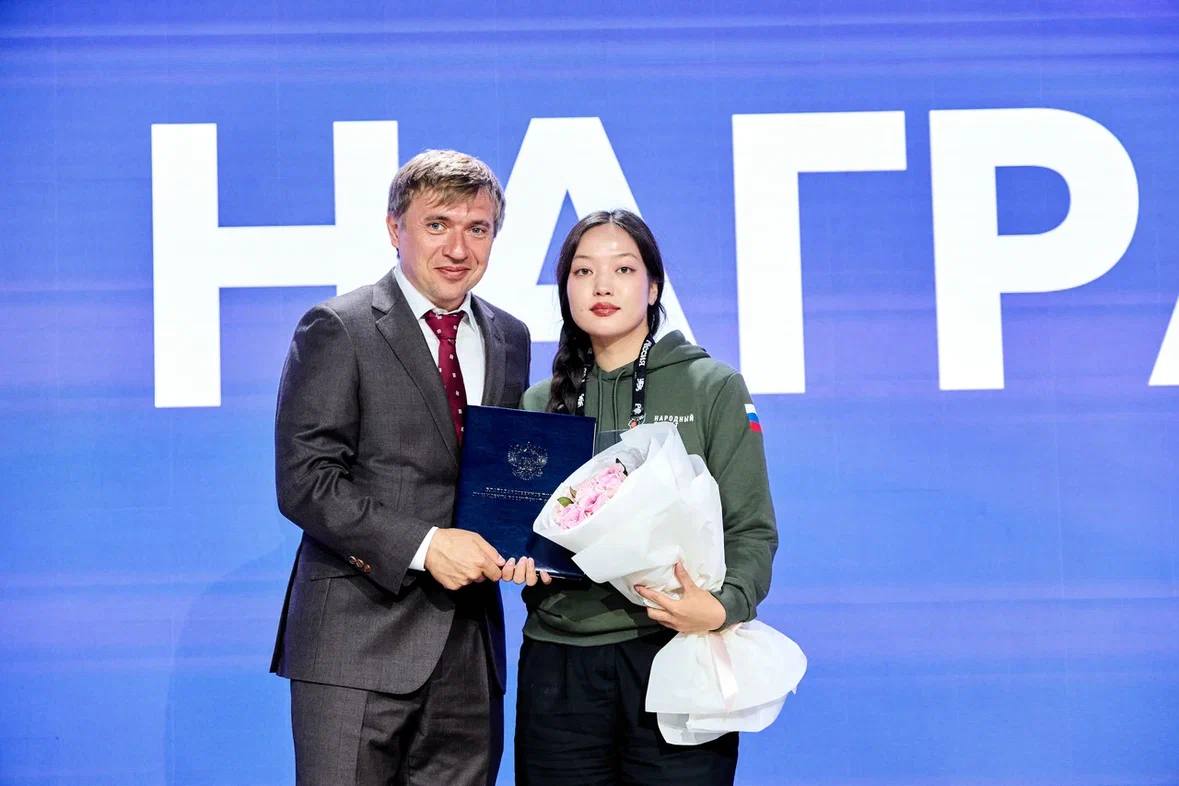 Координатор команды «Молодёжки Народного фронта» от Тувы получила награду от Президента РФ Координатор команды «Молодёжки Народного фронта» от Тувы получила награду от Президента РФ