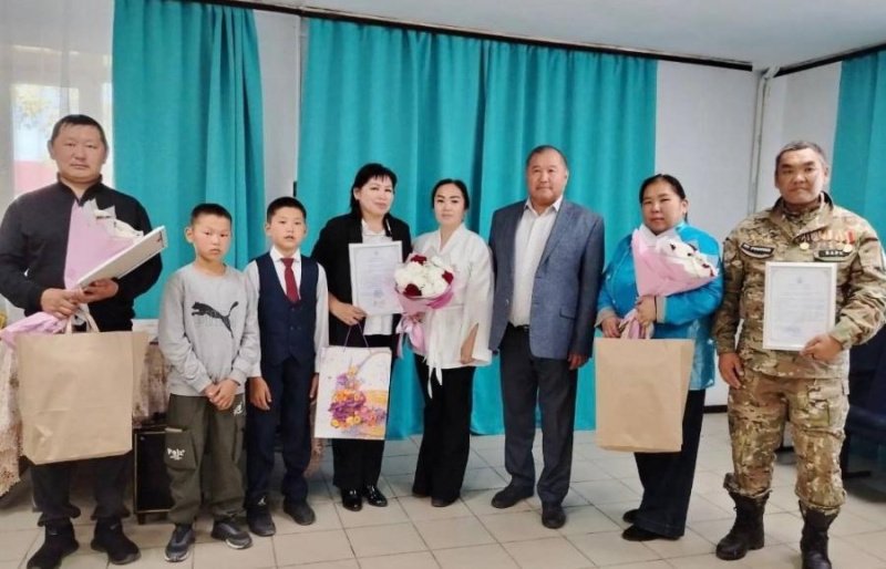 В честь Дня многодетных семей в Республике Тыва Орган ЗАГС Министерства юстиции Республики Тыва в Эрзинском районе совместно с администрацией Эрзинского района, впервые в кожууне провели День многодетных семей РеспубликиТыва. В мероприятии активно приняли В честь Дня многодетных семей в Республике Тыва Орган ЗАГС Министерства юстиции Республики Тыва в Эрзинском районе совместно с администрацией Эрзинского района, впервые в кожууне провели День многодетных семей РеспубликиТыва. В мероприятии активно приняли