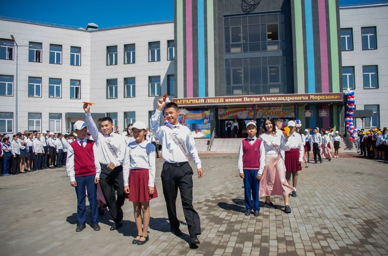 Последний звонок в этом году прозвучит почти для 10 тысяч школьников Тувы